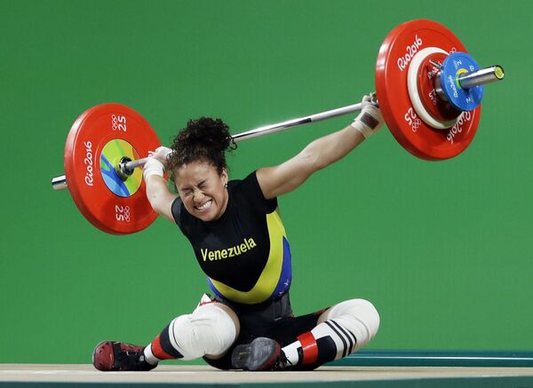 Спортсменка из Венесуэлы в соревнованиях по тяжелой атлетике среди женщин на Олимпийских играх в Рио-де-Жанейро