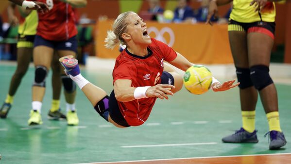 игроки сборных Норвегии и Анголы во время матча по гандболу среди женщин на Олимпийских играх в Рио-де-Жанейро