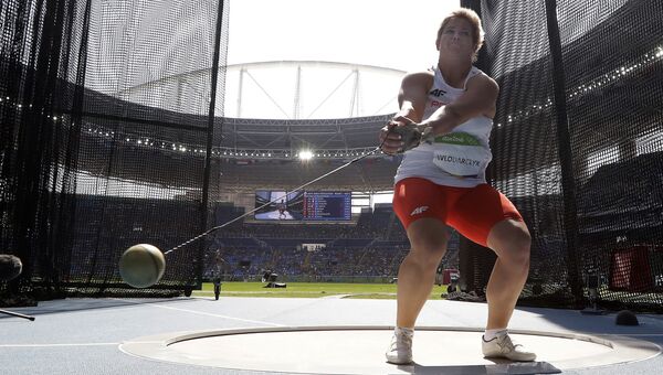 Полька Анита Влодарчик в соревнованиях по метанию молота среди женщин на Олимпиаде в Рио-де-Жанейро. 15 августа 2016