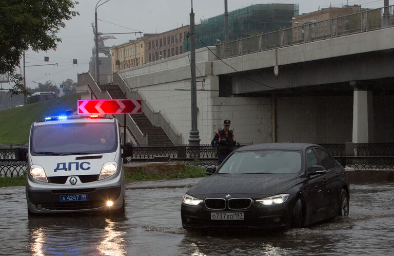 В Москве из-за разлива реки Яузы перекрыто автомобильное движение