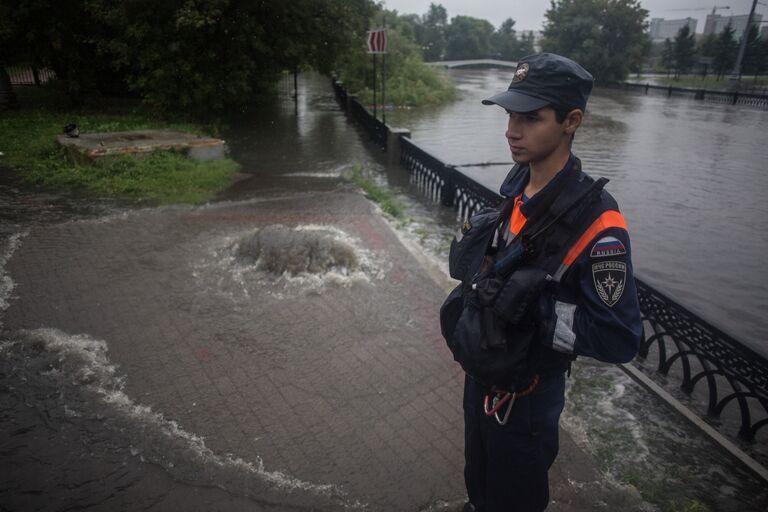 Сотрудник МЧС России у реки Яуза, где перекрыто автомобильное движение из-за разлива реки