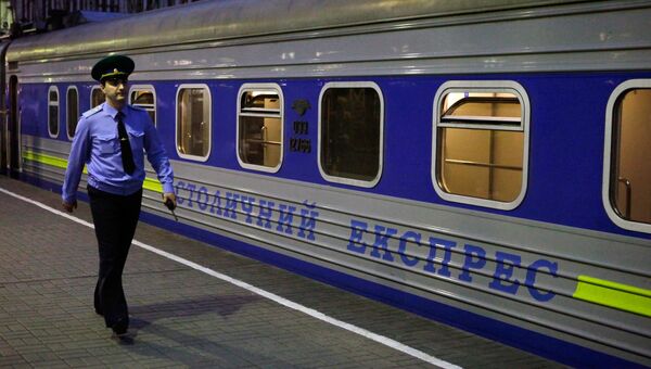 Сотрудник пограничной службы на платформе Киевского вокзала. Архивное фото