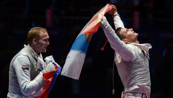 Артур Ахматхузин и Тимур Сафин после завершения финального поединка командного первенства по фехтованию на рапирах на XXXI летних Олимпийских играх