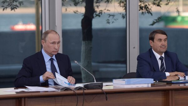 Владимир Путин во время заседания госсовета РФ по вопросу развития внутренних водных путей в Волгограде. 15 августа 2016