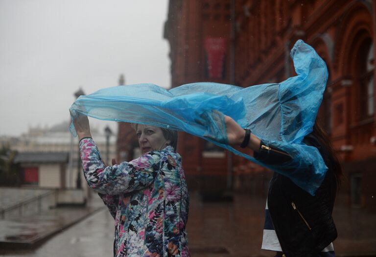 Женщины во время дождя на одной из улиц Москвы