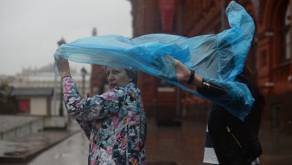 Женщины во время дождя на одной из улиц Москвы