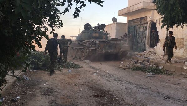 Бойцы сирийской армии во время наступления в районе училища тыла на юго-западе Алеппо в Сирии. Архивное фото