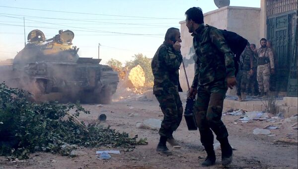Бойцы сирийской армии во время наступления на юго-западе Алеппо. Архивное фото