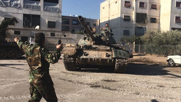 Бойцы сирийской армии во время наступления в районе училища тыла на юго-западе Алеппо в Сирии