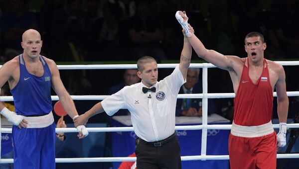 Василий Левит (Казахстан) и Евгений Тищенко (Россия) после окончания финального поединка на соревнованиях по боксу на XXXI летних Олимпийских играх