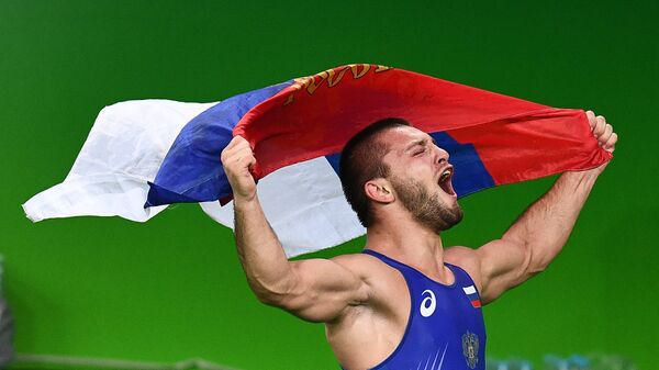 Давит Чакветадзе радуется победе в финале соревнований по греко-римской борьбе на XXXI летних Олимпийских играх