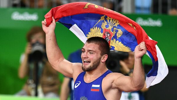 Давит Чакветадзе (Россия) радуется победе в финале соревнований по греко-римской борьбе на XXXI летних Олимпийских играх