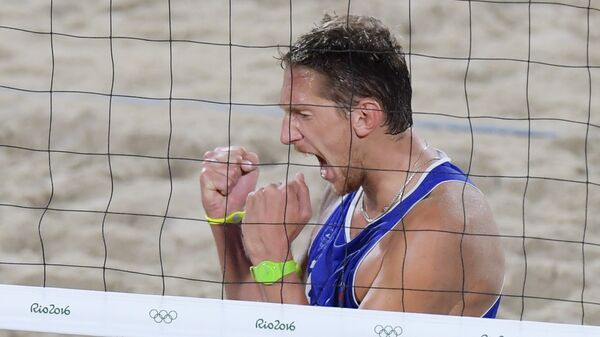 Константин Семенов (Россия) радуется победе в матче 1/4 финала соревнований по пляжному волейболу на XXXI летних Олимпийских играх