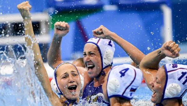 Спортсменки сборной России радуются победе в матче 1/4 финала соревнований по водному поло на XXXI летних Олимпийских играх