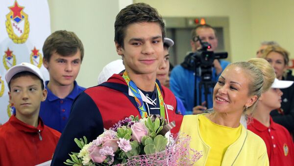 Бронзовый призер Олимпийских игр, пловец Евгений Рылов и его мама Марина Рылова в аэропорту Шереметьево