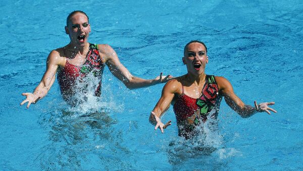 Наталья Ищенко и Светлана Ромашина выступают с технической программой в соревнованиях по синхронному плаванию на XXXI летних Олимпийских играх