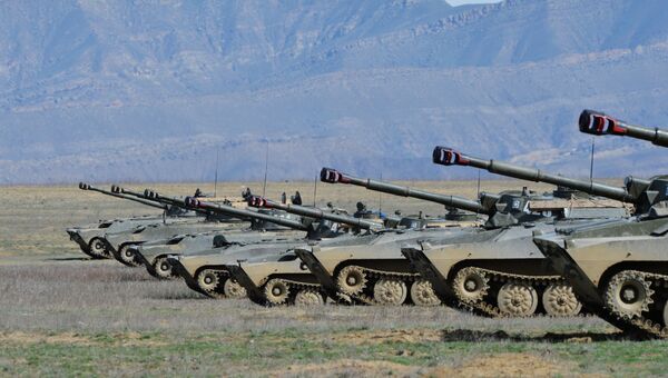 Самоходные артиллерийские установки (САУ-2с1) Гвоздика во время учений войск Южного военного округа. Архивное фото