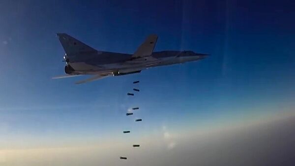 Дальний бомбардировщик ВКС РФ Ту-22М3 во время нанесения бомбовых авиаударов по объектам террористов в Сирии. Архивное фото