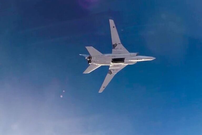 Дальний бомбардировщик ВКС РФ Ту-22М3 во время нанесения бомбовых авиаударов по объектам ИГ в провинциях Алеппо, Дейр-эз-Зор и Идлиб в Сирии Дальний бомбардировщик ВКС РФ Ту-22М3 во время нанесения бомбовых авиаударов по объектам ИГ в провинциях Алеппо, Дейр-эз-Зор и Идлиб в Сирии