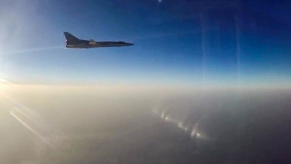 Дальний бомбардировщик ВКС РФ Ту-22М3 во время нанесения бомбовых авиаударов по объектам ИГ в провинциях Алеппо, Дейр-эз-Зор и Идлиб в Сирии