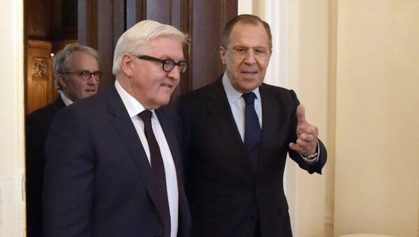 Министр иностранных дел Германии Франк-Вальтер Штайнмайер и министр иностранных дел России Сергей Лавров (слева на право на переднем плане)