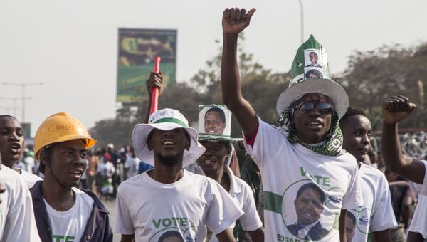 Сторонники президента Замбии Эдгара Лунгу празднуют результаты президентских выборов в Лусаке. 15 августа 2016
