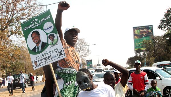 Сторонники президента Замбии Эдгара Лунгу празднуют результаты президентских выборов в Лусаке. 15 августа 2016