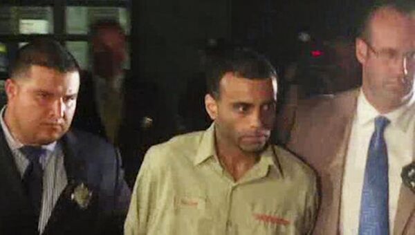 Сотрудники полиции США и Оскар Морел, обвиняемый в убийстве имама в Нью-Йорке. Архивное фото