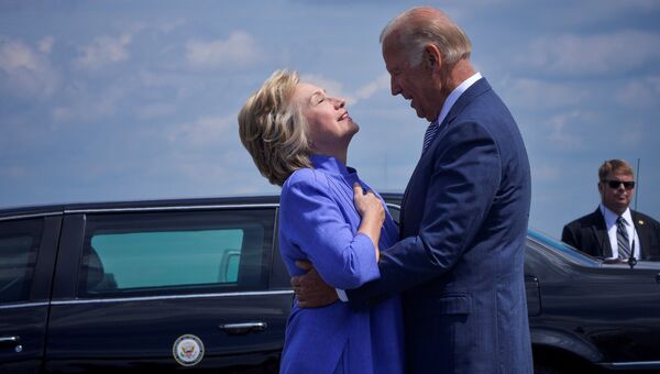 Кандидат в президенты США Хиллари Клинтон и вице-президент США Джо Байден перед выступлением в Скрэнтоне, штат Пенсильвания. 15 августа 2016
