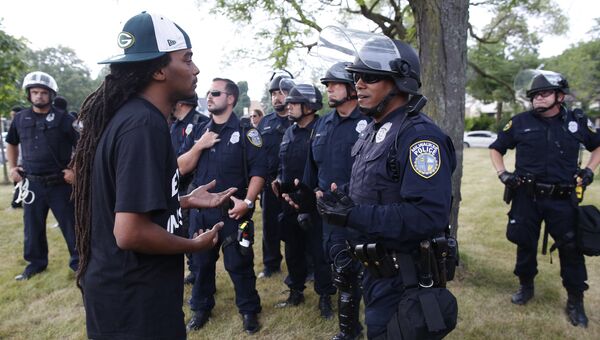 Полицейские и протестующий во время беспорядков в Милуоки. 15 августа 2016