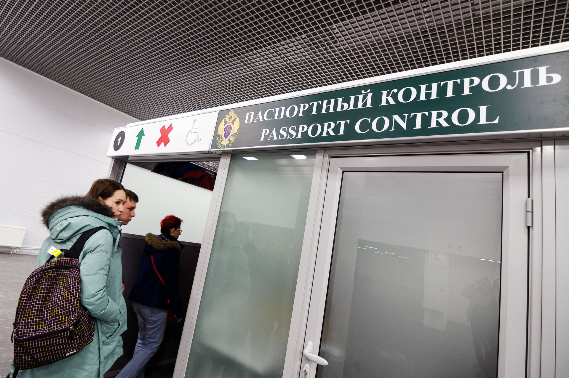 Пассажиры проходят паспортный контроль в Международном аэропорту Жуковский в Московской области - РИА Новости, 1920, 25.05.2023