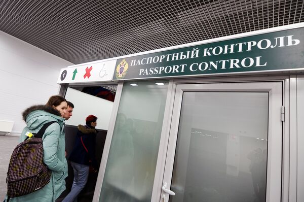 Пассажиры проходят паспортный контроль в Международном аэропорту Жуковский в Московской области Пассажиры проходят паспортный контроль в Международном аэропорту Жуковский в Московской области