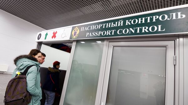 Пассажиры проходят паспортный контроль в Международном аэропорту Жуковский в Московской области
