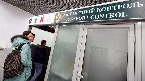 Пассажиры проходят паспортный контроль в Международном аэропорту Жуковский в Московской области
