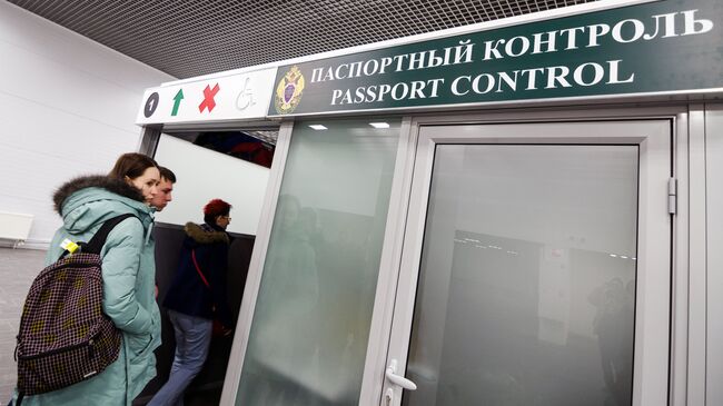 Пассажиры проходят паспортный контроль в Международном аэропорту Жуковский в Московской области. Архивное фото