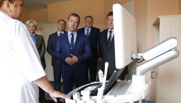Председатель правительства России Дмитрий Медведев во время осмотра нового корпуса Псковского областного онкологического центра