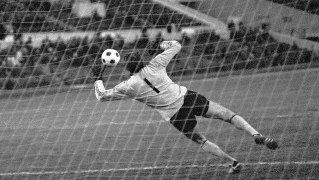 Вратарь футбольной команды ЦСКА (Москва) Владимир Астаповский ловит мяч в прыжке Вратарь футбольной команды ЦСКА (Москва) Владимир Астаповский ловит мяч в прыжке