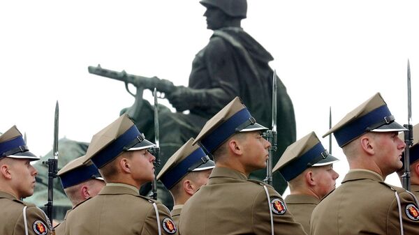 Солдаты вооруженных сил Польши у памятника советским воинам в Варшаве. Архивное фото