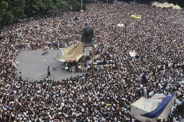 Многотысячный митинг на площади свободы в Ереване. 1990 год