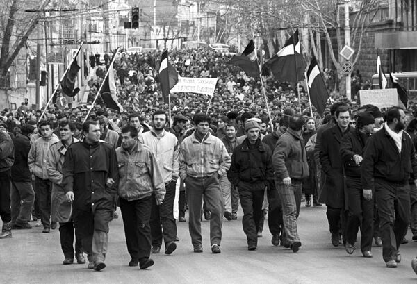 Демонстрация на улице города Тбилиси за ускорение процессов перестройки и расширение прав союзных республик. Грузинская ССР. 1990 год