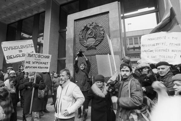 Участники пикета у здания Верховного Совета Литовской ССР в Вильнюсе. 1989 год