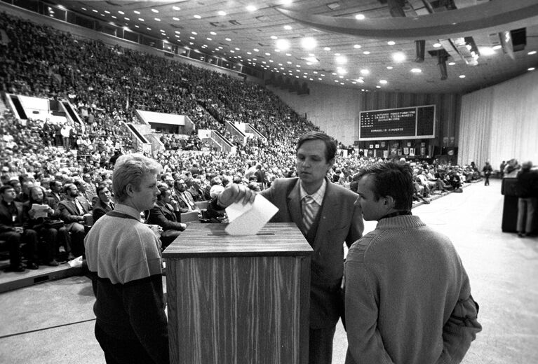 Голосование на Учредительном съезде общественно-политической организации Саюдис (Движение), проходившем 22-23 октября 1988 года во Дворце спорта в Вильнюсе
