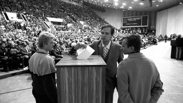 Голосование на Учредительном съезде общественно-политической организации Саюдис (Движение), проходившем 22-23 октября 1988 года во Дворце спорта в Вильнюсе