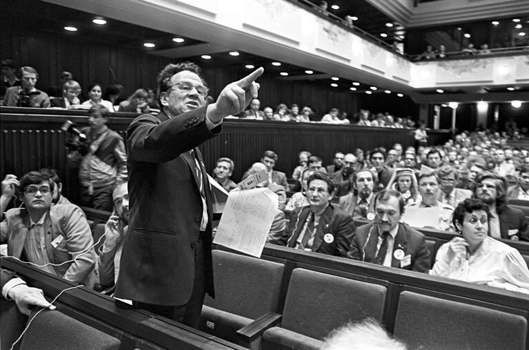 В зале заседаний Балтийской Ассамблеи, в работе которой приняли участие активисты крупнейших неформальных общественных организаций Эстонии, Латвии и Литвы. 1989 год