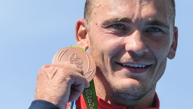 Роман Аношкин (Россия), завоевавший бронзовую медаль во время соревнований байдарок одиночек на 1000 м по гребле на байдарках и каноэ на XXXI летних Олимпийских играх
