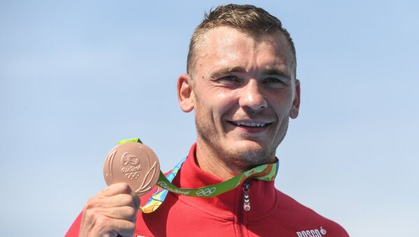 Роман Аношкин (Россия), завоевавший бронзовую медаль в соревнованиях байдарок-одиночек на 1000 м на XXXI летних Олимпийских играх