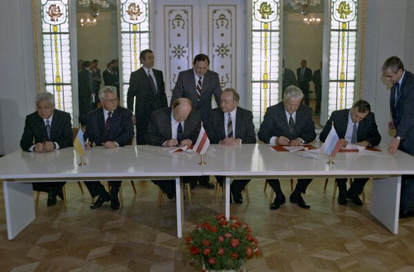 Подписание Беловежских соглашений в Белоруссии. 8 декабря 1991 года Подписание Беловежских соглашений в Белоруссии. 8 декабря 1991 года