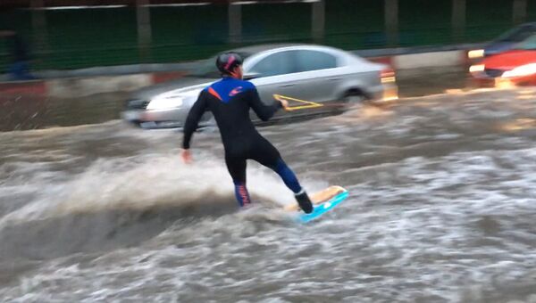 Водные виды спорта на улицах Москвы - как развлекаются россияне в непогоду