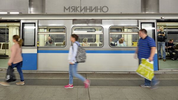 Пассажиры на станции Московского метрополитена Мякинино