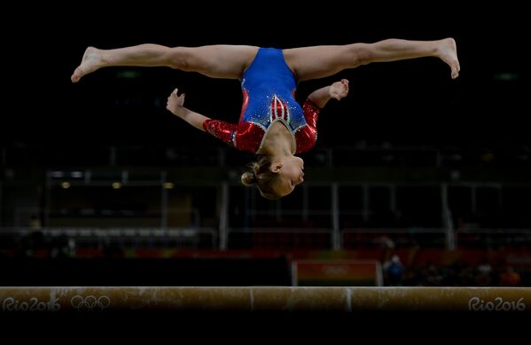 Дарья Спиридонова (Россия) выполняет упражнения на бревне во время квалификационных соревнований по спортивной гимнастике на XXXI летних Олимпийских играх